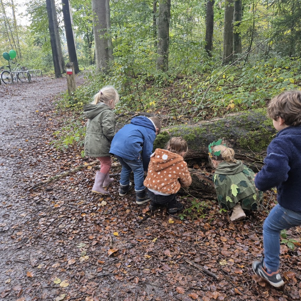 Kinderen op speurtocht tijdens een bos Speurtocht kinderfeestje