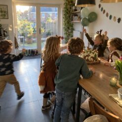 Kinderen zoeken samen naar aanwijzingen bij de bos Speurtocht