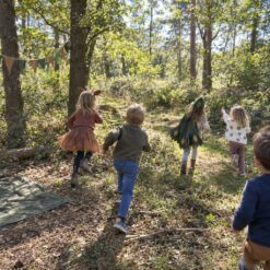 Blije kinderen hebben de schat gevonden bij de bos Speurtocht