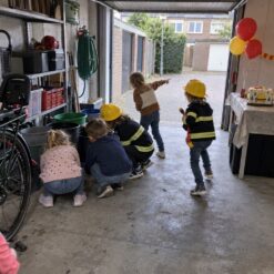 Kinderen zoeken samen naar aanwijzingen bij de Brandweer Speurtocht
