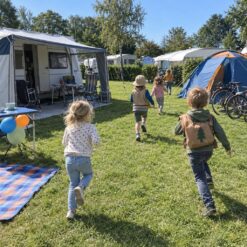 Kinderen op speurtocht tijdens een camping Speurtocht kinderfeestje