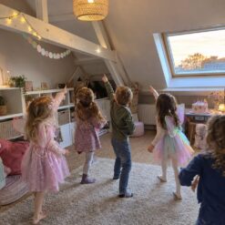 Kinderen zoeken samen naar aanwijzingen bij de Feeën Speurtocht