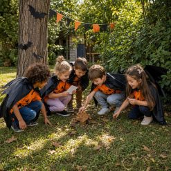 Kinderen zoeken samen naar aanwijzingen bij de Halloween Speurtocht