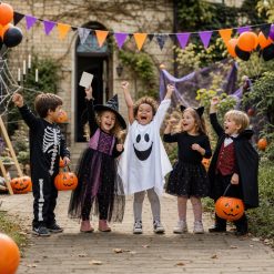 Blije kinderen hebben de schat gevonden bij de Halloween Speurtocht