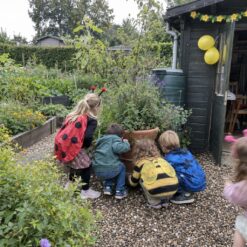 Kinderen op speurtocht tijdens een insecten Speurtocht kinderfeestje