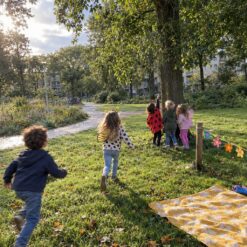 Blije kinderen hebben de schat gevonden bij de insecten Speurtocht