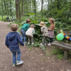 Kinderen op speurtocht tijdens een Jungle Speurtocht kinderfeestje