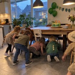 Kinderen zoeken samen naar aanwijzingen bij de Jungle Speurtocht