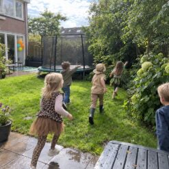 Blije kinderen hebben de schat gevonden bij de Jungle Speurtocht