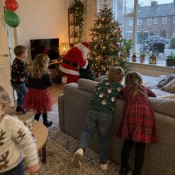 Kinderen zoeken samen naar aanwijzingen bij de kerst Speurtocht