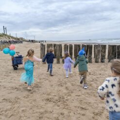 Kinderen op speurtocht tijdens een onderwaterwereld Speurtocht kinderfeestje