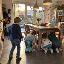 Kinderen zoeken samen naar aanwijzingen bij de onderwaterwereld Speurtocht