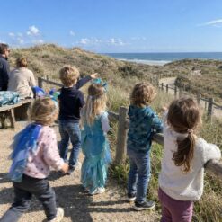 Blije kinderen hebben de schat gevonden bij de onderwaterwereld Speurtocht