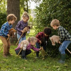 Kinderen zoeken samen naar aanwijzingen bij de Paarden Speurtocht