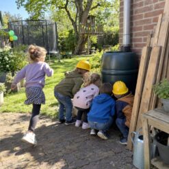 Kinderen op speurtocht tijdens een Piet & Peer - De Grote Klus Speurtocht kinderfeestje