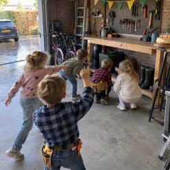 Kinderen zoeken samen naar aanwijzingen bij de Piet & Peer - De Grote Klus Speurtocht