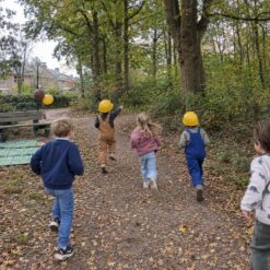 Blije kinderen hebben de schat gevonden bij de Piet & Peer - De Grote Klus Speurtocht