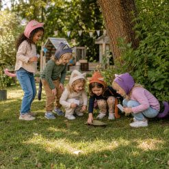 Kinderen zoeken samen naar aanwijzingen bij de Poezen Speurtocht