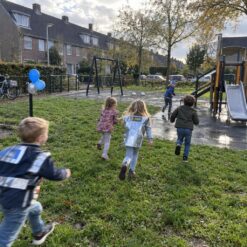 Blije kinderen hebben de schat gevonden bij de Robot Speurtocht