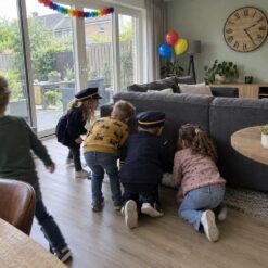 Kinderen zoeken samen naar aanwijzingen bij de Treinen Speurtocht