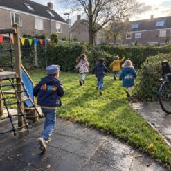 Blije kinderen hebben de schat gevonden bij de Treinen Speurtocht