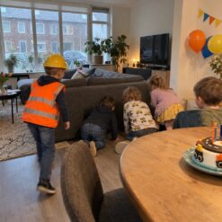 Kinderen zoeken samen naar aanwijzingen bij de Truckspotter Speurtocht