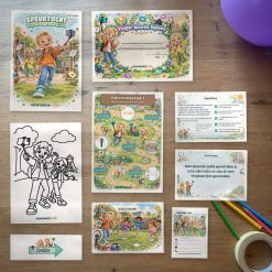Alle onderdelen van de Vloggen Speurtocht op tafel: voorblad, diploma, oplossingskaart, kleurplaat, opdrachtkaarten, speluitleg, uitnodigingen en pijlen