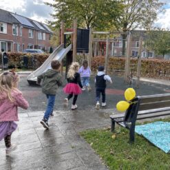 Blije kinderen hebben de schat gevonden bij de Vloggen Speurtocht