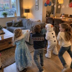Kinderen zoeken samen naar aanwijzingen bij de Winter Speurtocht